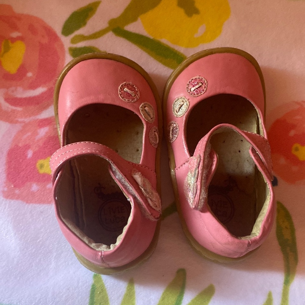 Size 4 toddler livie and Luca Mary Janes EUC.